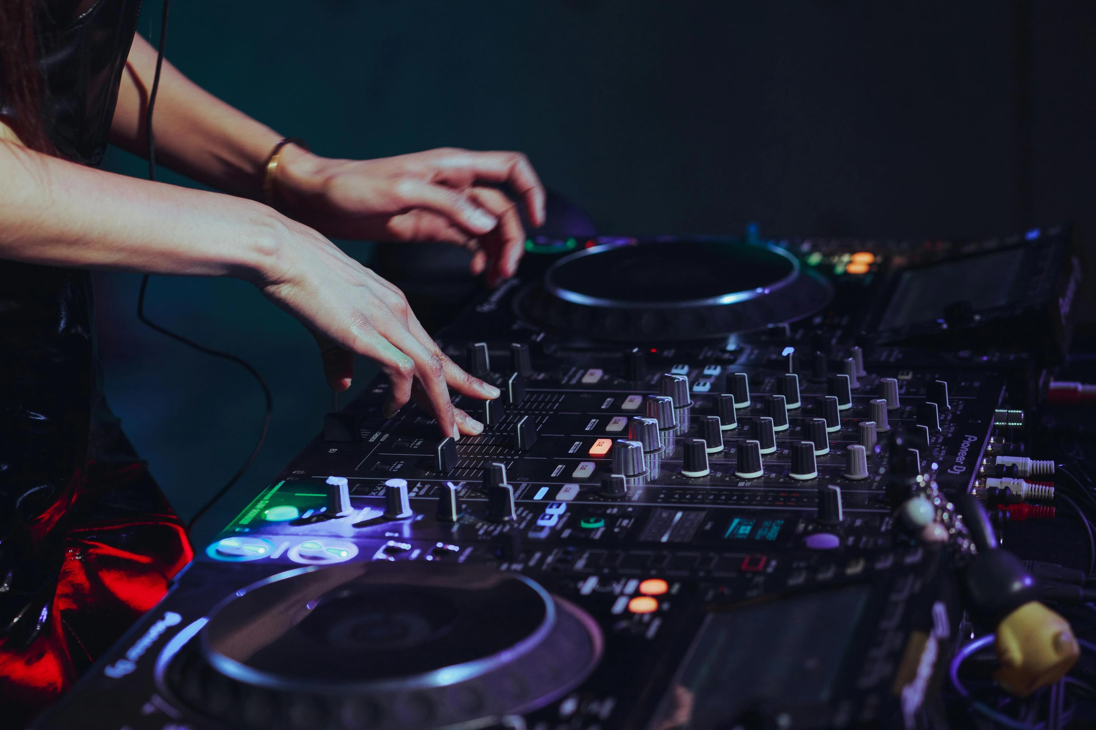 How to Finish Tracks: Breaking the 8-Bar Loop Trap