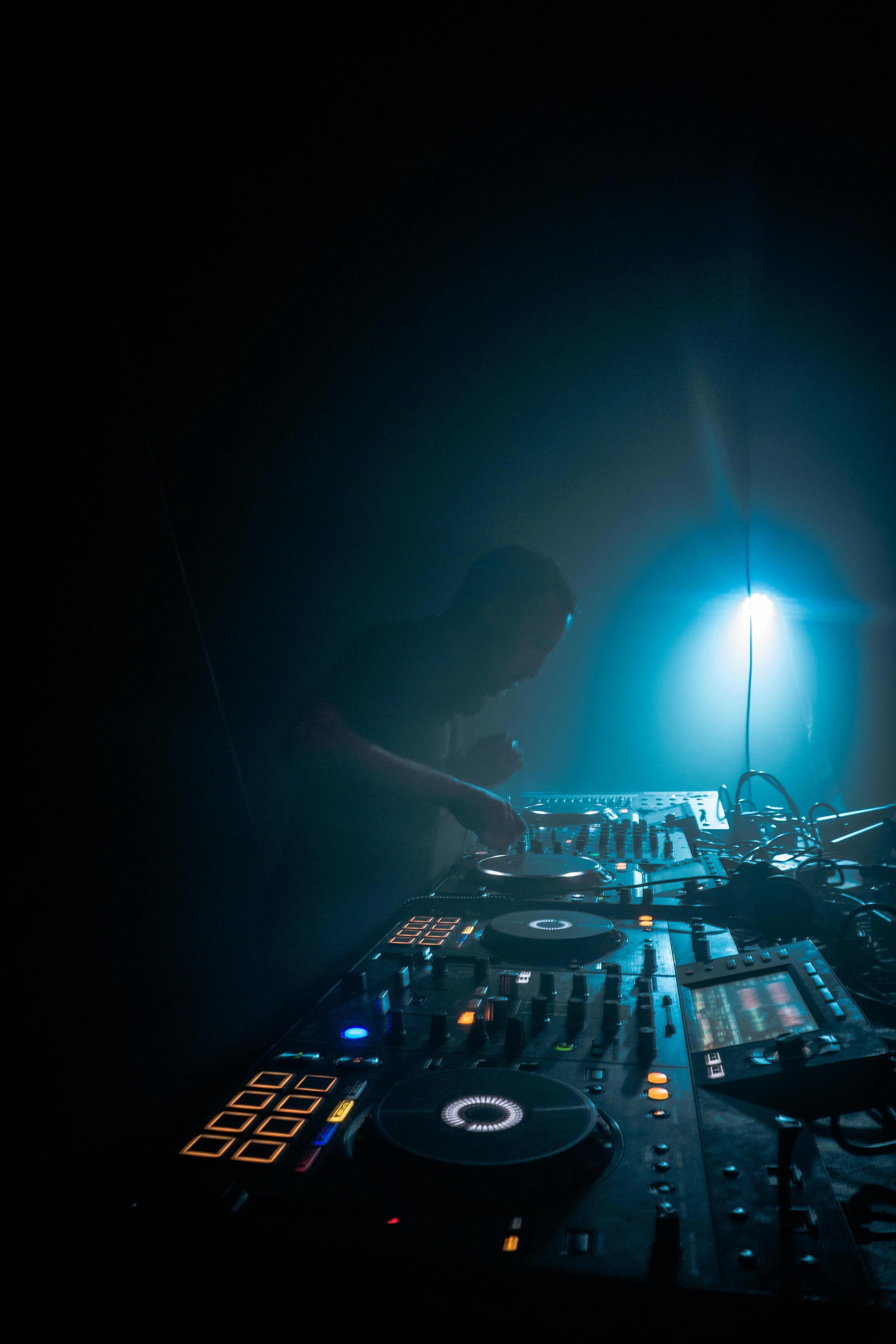 From Bedroom to Booth: How to Build Confidence as a New DJ